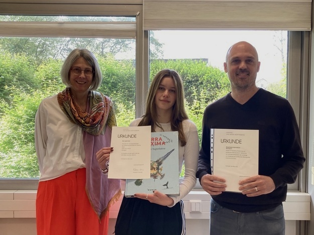 Kim Ehret (in der Mitte) mit ihrer Urkunde, li. Frau Ferrari, re. Herr Weber Kim Ehret (in der Mitte) mit ihrer Urkunde, li. Frau Ferrari, re. Herr Weber
