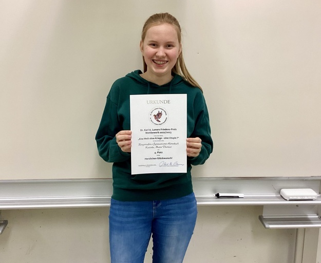 Katinka Thomas mit ihrer Urkunde für den 4. PLatz beim Wettbewerb der „Dr. Karl A. Lamers Friedens-Stiftung“ Katinka Thomas mit ihrer Urkunde für den 4. PLatz beim Wettbewerb der „Dr. Karl A. Lamers Friedens-Stiftung“