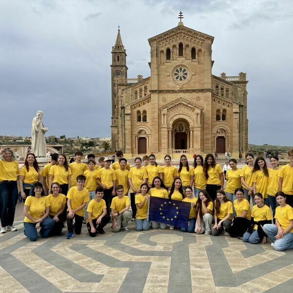 Sch&uuml;ler&ast;innen und Lehrkr&auml;fte beim Besuch auf Malta 2025